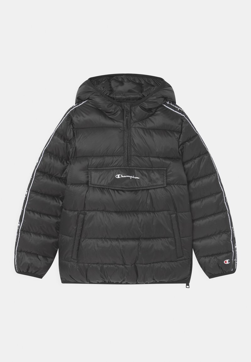 Veste à capuche noire rembourrée avec une demi-fermeture éclair sur le devant, poche à rabat avec le logo "Champion" et bandes à logo le long des manches.