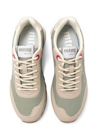 Beige und grüne Sneaker mit einem Obermaterial aus glattem Leder und Stoff, ausgestattet mit pinken Ösen und strukturierten Schnürsenkeln. Gepolsterte Innensohlen und -sohle.