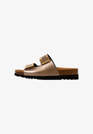 Sandal in metallo dorato con due cinturini regolabili, soletta in sughero e suola in gomma nera con fondo testurizzato per una presa migliore.