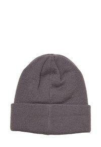 Sivá pletená čiapka s preloženým lemom. Má textúrovaný vzor s hladkým povrchom, navrhnutá pre teplo a pohodlie.