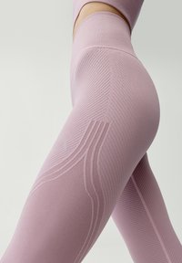 Legginsy o wysokim stanie, rypsowane w miękkim różowym kolorze z teksturowymi detalami i subtelnymi niebieskimi akcentami, z dopasowanym krojem zapewniającym komfort.