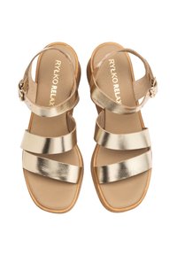 Złote metaliczne sandały z trzema paskami z przodu i paskiem za kostkę, z zapięciem na klamrę oraz beżowym wyściełanym wnętrzem.