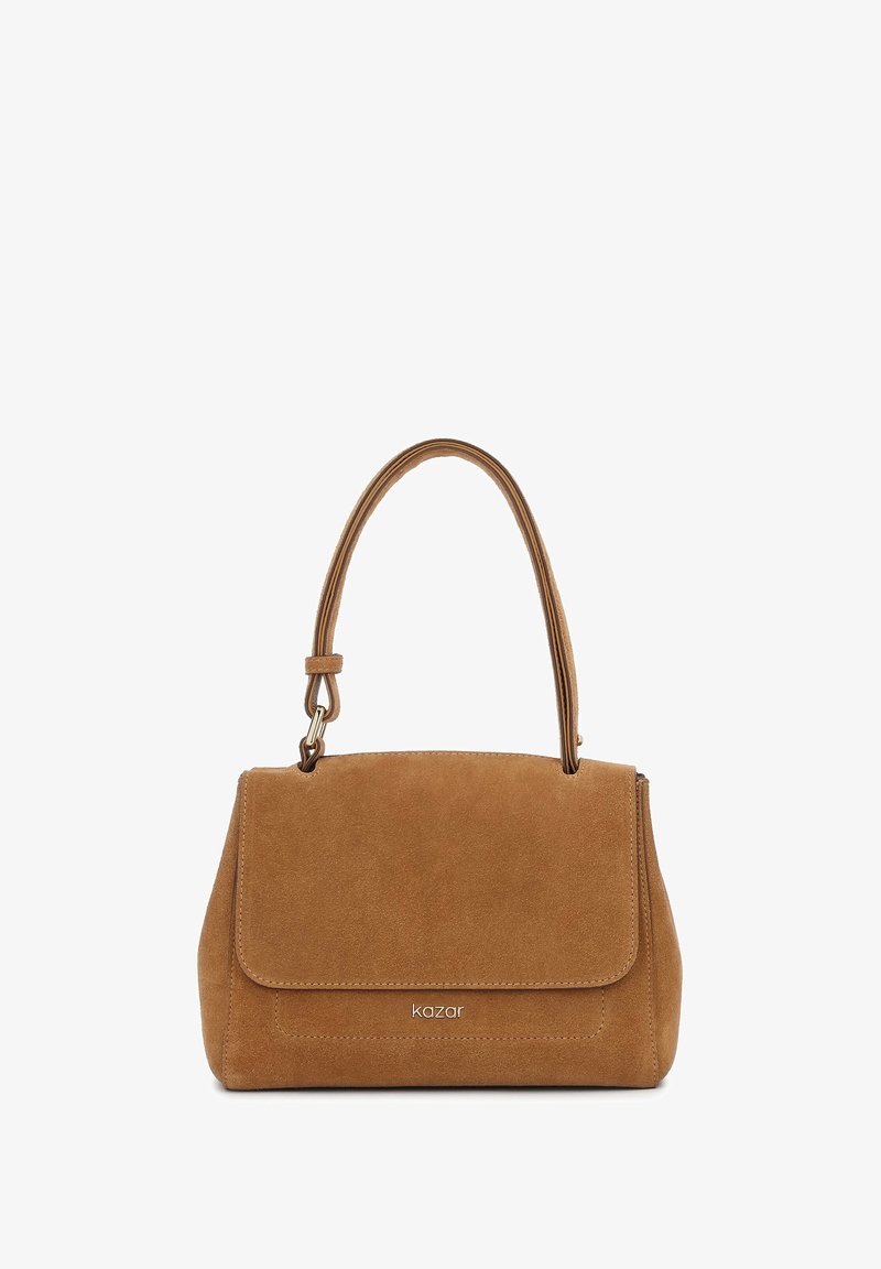 Ruda suedinė rankinė su užsegimu ant sklendės, dviem rankenomis ir logotipo akcentu priekyje. Turi struktūruotą formą ir lygų paviršių.