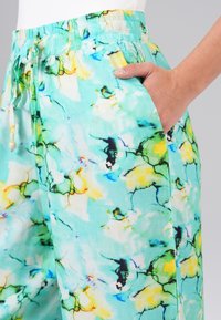 Lichte, aquakleurige broek met een abstract meerkleurig patroon, elastische tailleband met trekkoord, zijzakken en een losse pasvorm.
