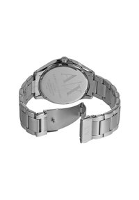 Reloj de acero inoxidable plateado con caja redonda, acabado suave y pulsera de eslabones. Logo grabado en la tapa trasera y en el cierre.