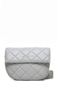 Borsa a tracolla in pelle trapuntata grigia con fondo arrotondato, dettaglio logo dorato e tracolla regolabile. Caratterizzata da una chiusura a patta.