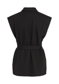 Gilet matelassé noir sans manches avec col montant et ceinture en tissu cintrant la taille, vu de dos.