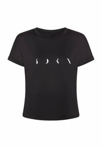 Zwarte t-shirt met korte mouwen, gemaakt van gladde stof, met witte uitgesneden letters "B D R Y" op de voorkant. Klassieke ronde halslijn.
