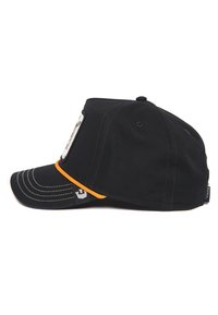 Gorra negra con visera curva, con costuras en contraste color naranja y un parche en el frente. La textura de la tela es suave con un ajuste estructurado.