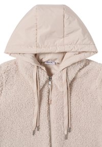 Veste en polaire sherpa beige avec capuche rembourrée, fermeture éclair à l'avant et cordons de serrage sur fond blanc.