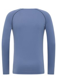 Langärmliges blaues Hemd mit glatter Textur, Raglanärmeln und kontrastierenden Nähten entlang der Nähte.