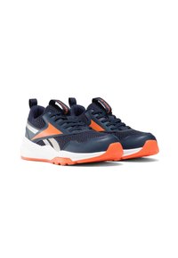 Scarpe da atletica blu marine con tomaia in rete, dettagli arancioni, intersuola bianca e suola in gomma testurizzata. Include una linguetta sul tallone per una facile calzata.