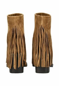 Braune Wildleder-Stiefeletten mit langen Fransen an der Rückseite und niedrigen, gestapelten schwarzen Absätzen, von hinten gezeigt.