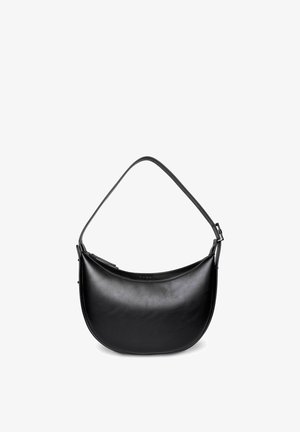 Sac bandoulière en cuir noir lisse en forme de croissant avec une sangle ajustable, doté d'une fermeture éclair supérieure.