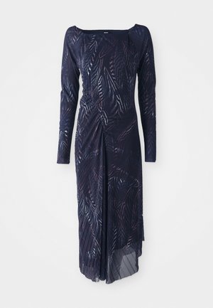 Langdurige, donkerblauwe jurk met lange mouwen, voorzien van een bladerenpatroon. De jurk heeft een tailleriem en een vloeiende rok die aan één kant valt.
