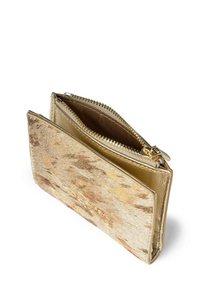 Tarjetero color dorado con un exterior texturizado, acabado metálico, compartimento con cremallera y el nombre de la marca grabado en la parte frontal.