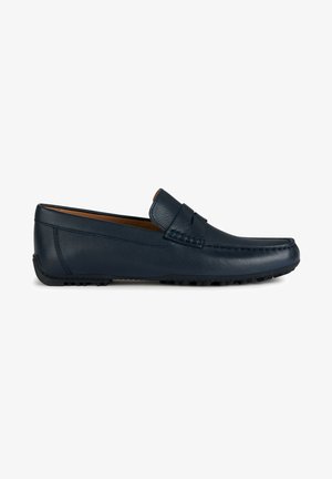 Marineblaue Lederloafers mit einer Mokassinfersenform, gesteppten Details und einer strukturierten Gummisohle für besseren Halt. Entworfen für den Freizeitgebrauch.