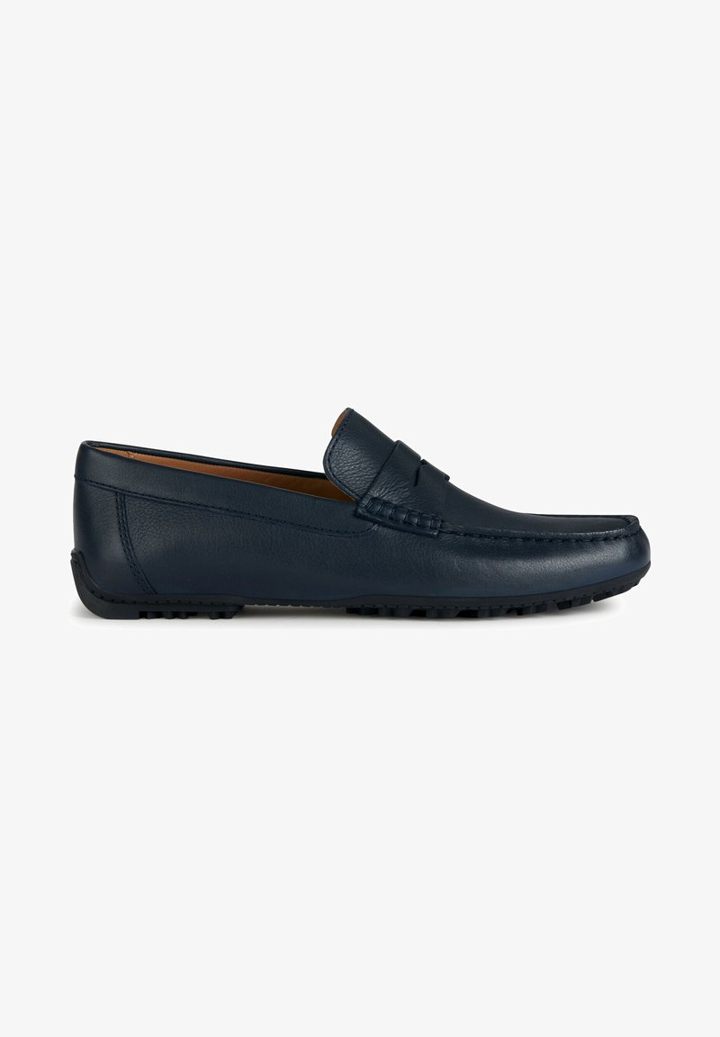 Mocassini in pelle blu navy con punta in stile mocassino, dettagli cuciti e suola in gomma testurizzata per una migliore aderenza. Progettati per un abbigliamento informale.
