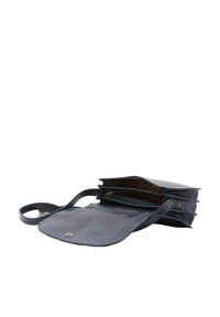 Navy Leder Umhängetasche mit umklappbarem Deckel, goldfarbener Hardware, zwei Fächern und einem strukturierten Innenfutter.