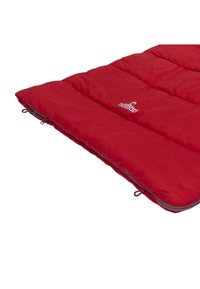 Rode gewatteerde slaapzak met gestikte secties, ritssluiting en logo. Zachte textuur, lichtgewicht ontwerp, duurzaam materiaal.