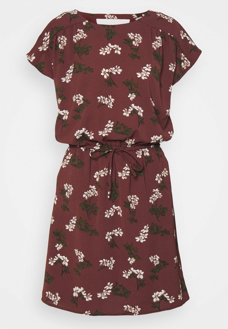 Robe bordeaux à manches courtes avec motif floral blanc, encolure ronde, taille élastique et ceinture nouée à l'avant.