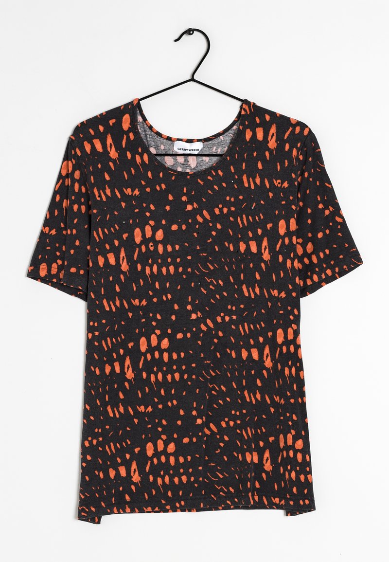Černé tričko s krátkým rukávem, zdobené nepravidelným oranžovým vzorem. Kulatý výstřih a měkká textilie, vystavené na ramínku.