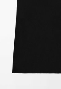 Jupe noire trapèze avec une texture lisse présentée sur un fond blanc.