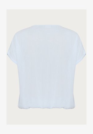 Jasnoniebieska, krótko rękawowa bluzka o okrągłym dekolcie i miękkiej fakturze. Luźny krój z lekko marszczonym dołem. Minimalistyczny design, bez wzorów.