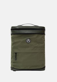 Sac de conservation isolé vert en forme rectangulaire, avec une fermeture zippée sur le dessus, une poche avant et un logo circulaire au centre.