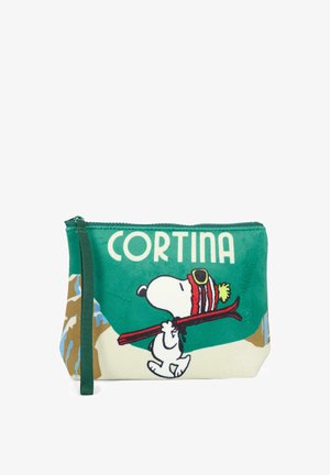 Portafoglio verde con zip che presenta Snoopy in abbigliamento da sci, mentre tiene un bastone da sci. Testo "CORTINA" sul fronte con grafiche di montagne sullo sfondo.