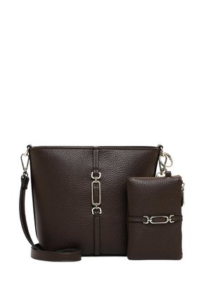 Bolso bandolera de cuero texturizado marrón oscuro con cartera pequeña a juego, ambos con detalles metálicos rectangulares plateados y correa desmontable.