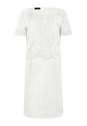 Witte jurk met korte mouwen, bloemenkantlaag op het lijfje en de mouwen, en een golvende zoomdetail aan de bovenste laag.