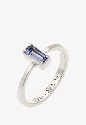 Silberring mit einem rechteckigen blauen Edelstein in einem minimalistischen Design; Innenseite des Rings mit "JGJ 925 Ag" markiert.