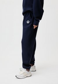 Marineblaue Jogginghosen aus Baumwollmischung, mit elastischem Bund und einem Logopatch mit gesticktem "Est. 2017".