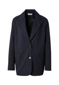Navyblauer gestreifter Blazer aus glattem Stoff, mit einem Reverskragen, zwei vorderen Taschen und zwei schwarzen Knöpfen.