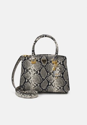 Bolso en blanco y negro con estampado de serpiente, dos asas, correa de hombro desmontable y detalles con logo y dijes en tono dorado de Guess.