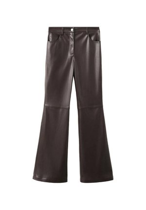 Bruine broek van kunstleer met uitlopende pijpen, voorzien van een hoge taille, steekzakken aan de voorkant en een gladde textuur, met subtiele naaddetails op de knieën.