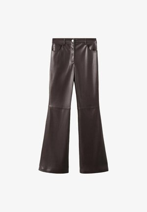 Bruine broek van kunstleer met uitlopende pijpen, voorzien van een hoge taille, steekzakken aan de voorkant en een gladde textuur, met subtiele naaddetails op de knieën.