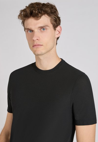 Zwarte korte mouwen t-shirt gemaakt van een gladde stof, met een ronde hals en minimale stiksels, getailleerde snit en een eenvoudig ontwerp.