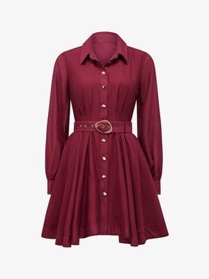 Abito chemisier bordeaux con maniche lunghe, vita aderente e gonna svasata. Presenta un colletto e bottoni in tonalità oro.