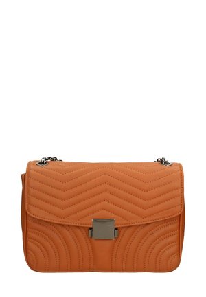 Sac à main en cuir orange avec un motif chevron matelassé, fermoir en métal argenté et une chaîne pour le porter en bandoulière. Forme rectangulaire.