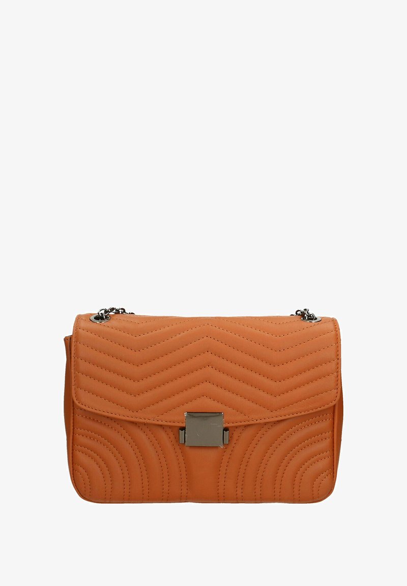 Sac à main en cuir orange avec un motif chevron matelassé, fermoir en métal argenté et une chaîne pour le porter en bandoulière. Forme rectangulaire.
