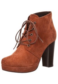 Brązowy zamszowy kozak za kostkę z sznurowanym przodem, okrągłym noskiem, platformą i grubym, wysokim obcasem.