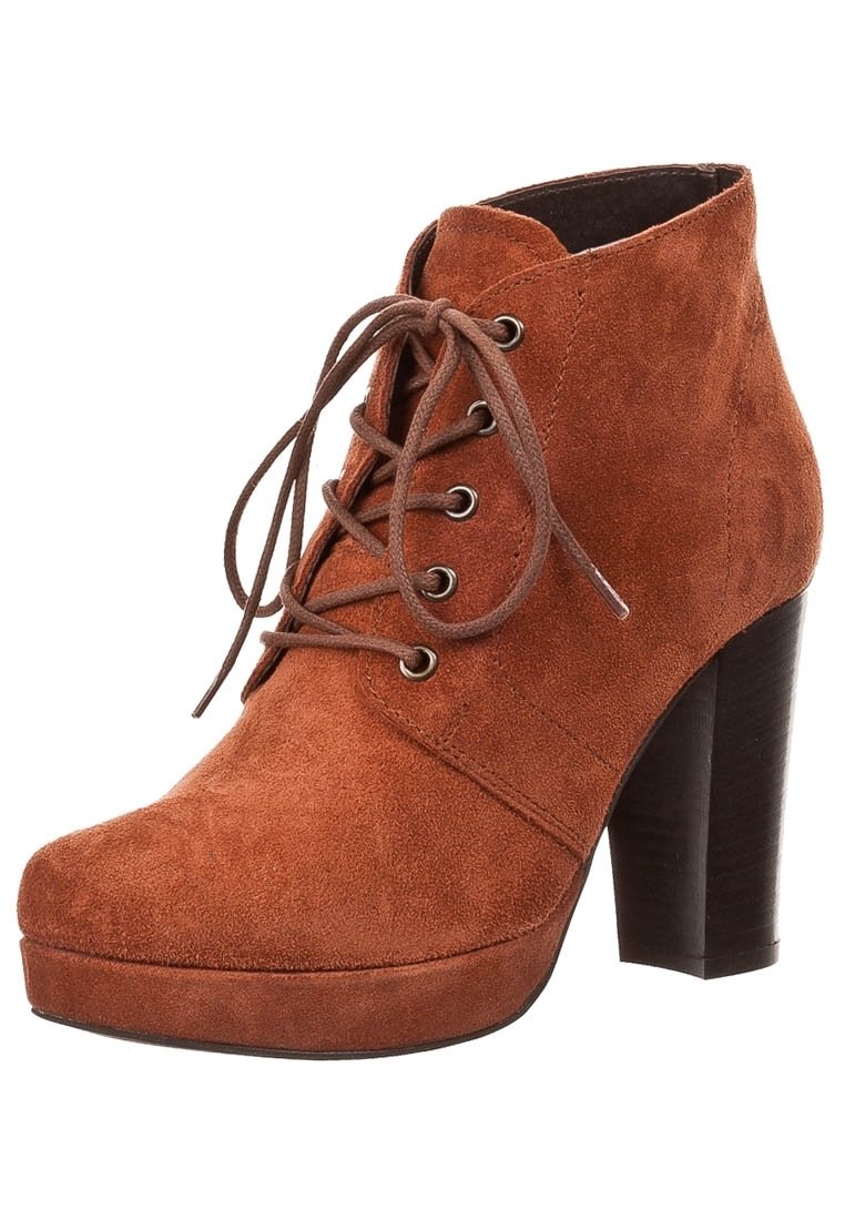 Brązowy zamszowy kozak za kostkę z sznurowanym przodem, okrągłym noskiem, platformą i grubym, wysokim obcasem.