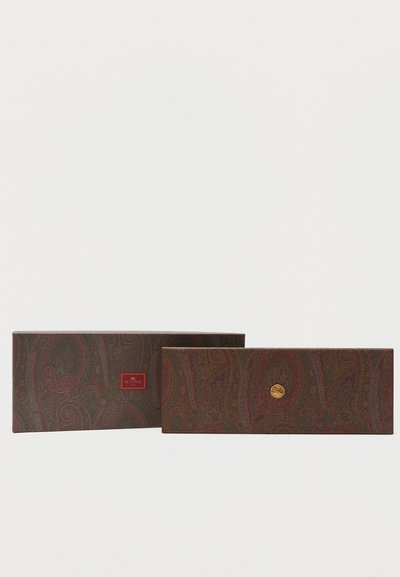 Deux boîtes rectangulaires marron à motif cachemire avec de petits logos de marque, une plus grande et une plus petite, sur un fond blanc uni.