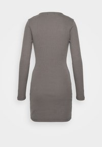 Vestido justo de mangas longas em tecido cinza suave e canelado. Apresenta um decote redondo e comprimento até à metade da coxa. Liso, sem padrões ou detalhes adicionais.