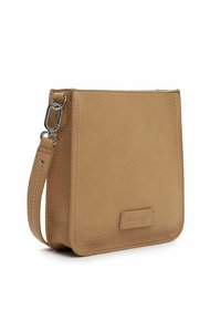 Borsa a tracolla in cuoio tan con superficie texturizzata, forma rettangolare, hardware argentato e dettagli cuciti lungo i bordi.