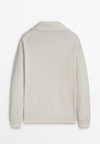 Felpa a maniche lunghe di un beige chiaro con colletto, linee di cucitura visibili sulla schiena e sulle maniche, mostrata da dietro su uno sfondo bianco.