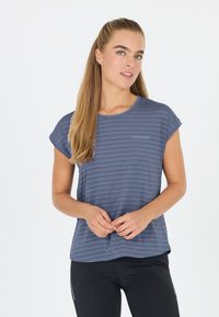 Marinblå randig sportt-shirt med uppvikta ärmar och rund halsringning, tillverkad av lättviktig tyg. Logotyp tryckt vid nederkanten.