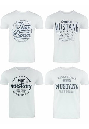 Vier weiße Kurzarm-T-Shirts mit blauen Grafiken. Der Text umfasst "True Denim" und "Mustang" mit unterschiedlichen Designs und Anordnungen.